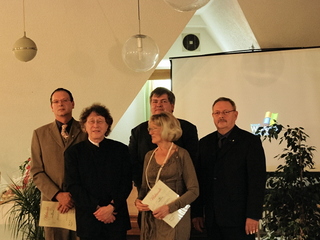 auf dem Bild von links nach rechts: Thomas Druyen, Pfarrer Manfred Babel, Chorleiter Wolfgang Rongen, Heidi Buxton und der 1. Vorsitzende Rudi Valkysers beim Patronatsfest im katholischen Pfarrheim
